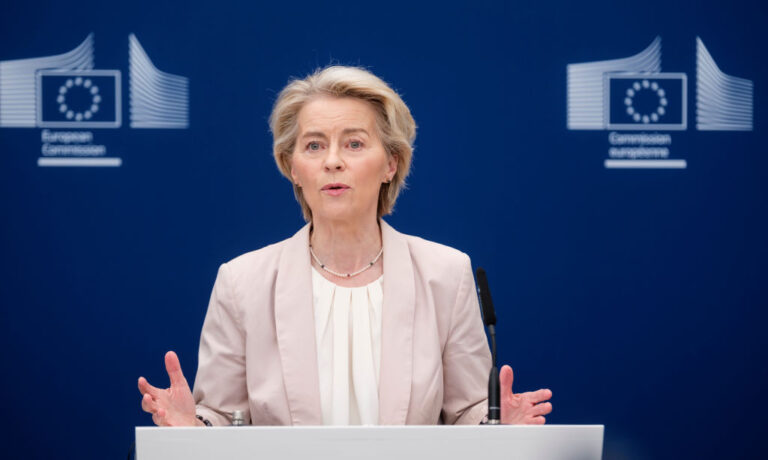 Европарламентът гласува обречен, но не и безопасен за Фон дер Лайен вот на недоверие