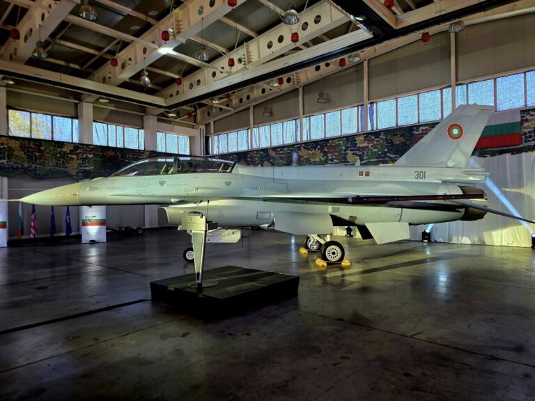 Представиха българския F-16 на тържествена церемония
