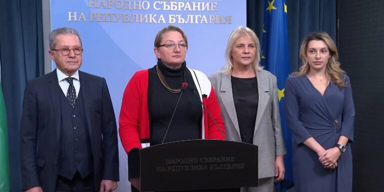 По искане на Борисов и Пеевски управляващите изведнъж намериха 64 млн. лева за коледни добавки