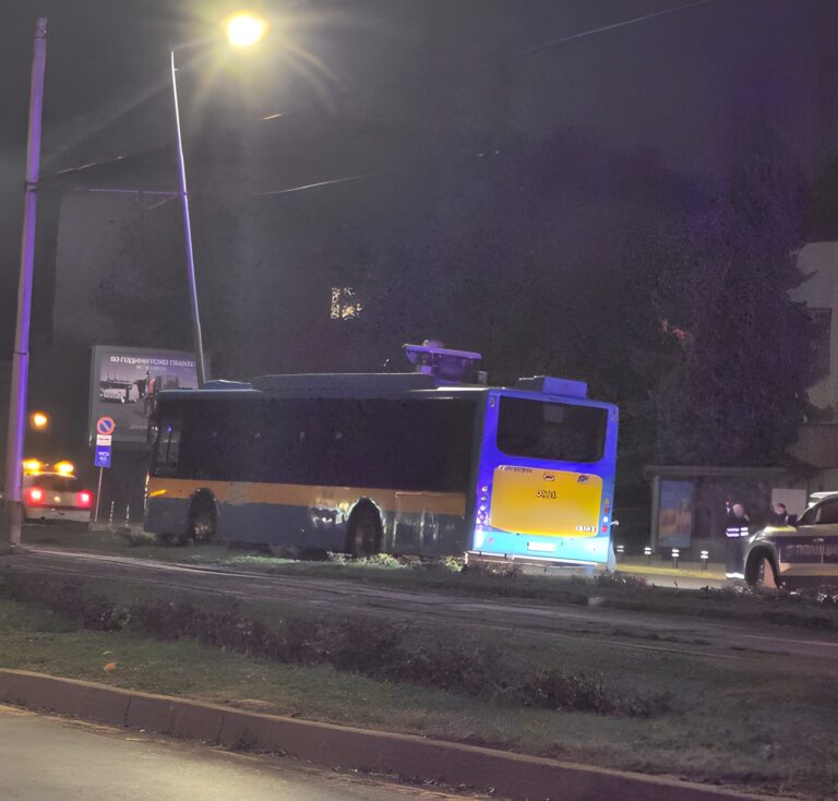 Електробус се удари в стълб, след като шофьорът почина по време на курс