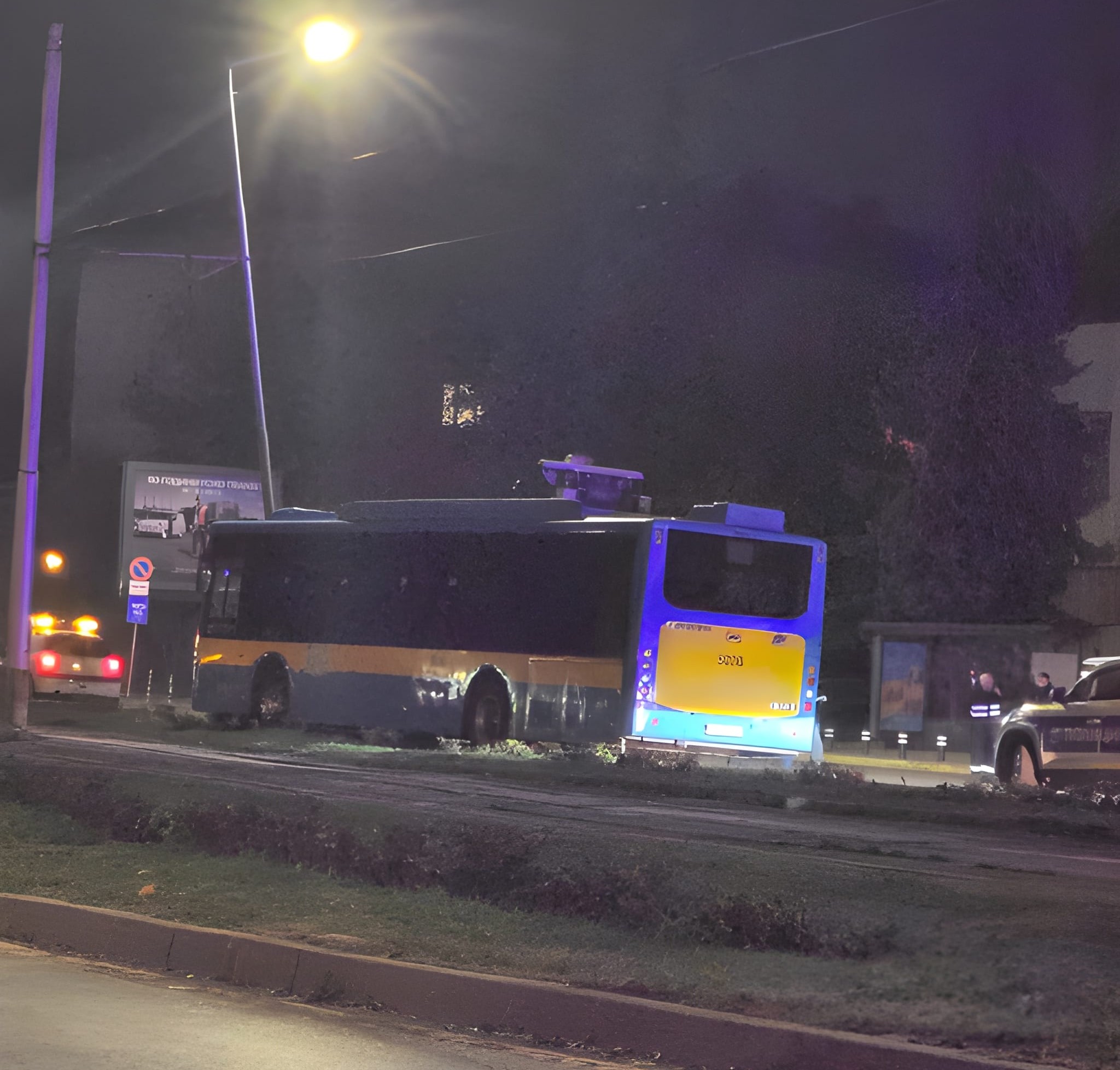 Електробус се удари в стълб, след като шофьорът почина по време на курс