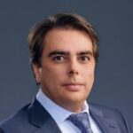 Асен Василев: Проектобюджетът вдига осигурителната тежест, но замразява социалните плащания