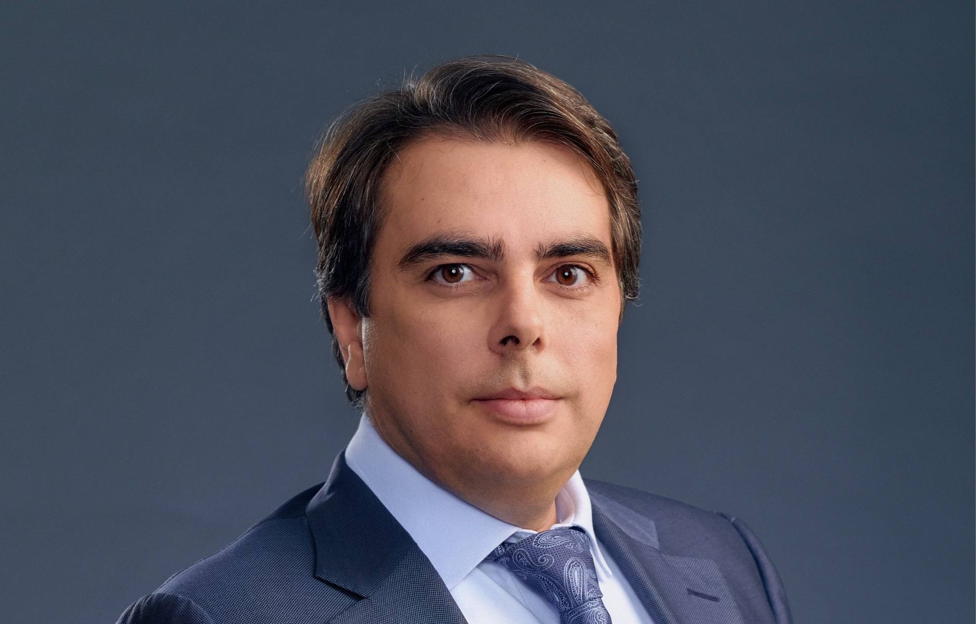 Асен Василев е готов да отстъпи място за Манол Пейков след драмата с преференцциите