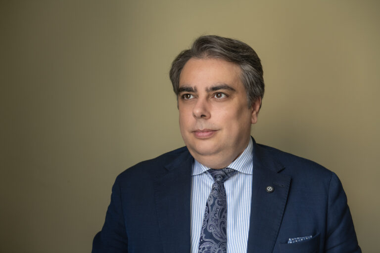 Асен Василев критикува Румен Радев за "сглобка с ГЕРБ"