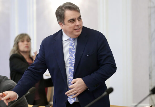 Асен Василев сложи вратовръзка на пера заради Бюджет 2026 на Гълъб Донев