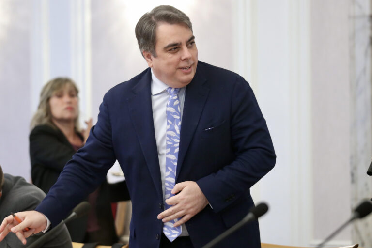 Асен Василев сложи вратовръзка на пера заради Бюджет 2026 на Гълъб Донев