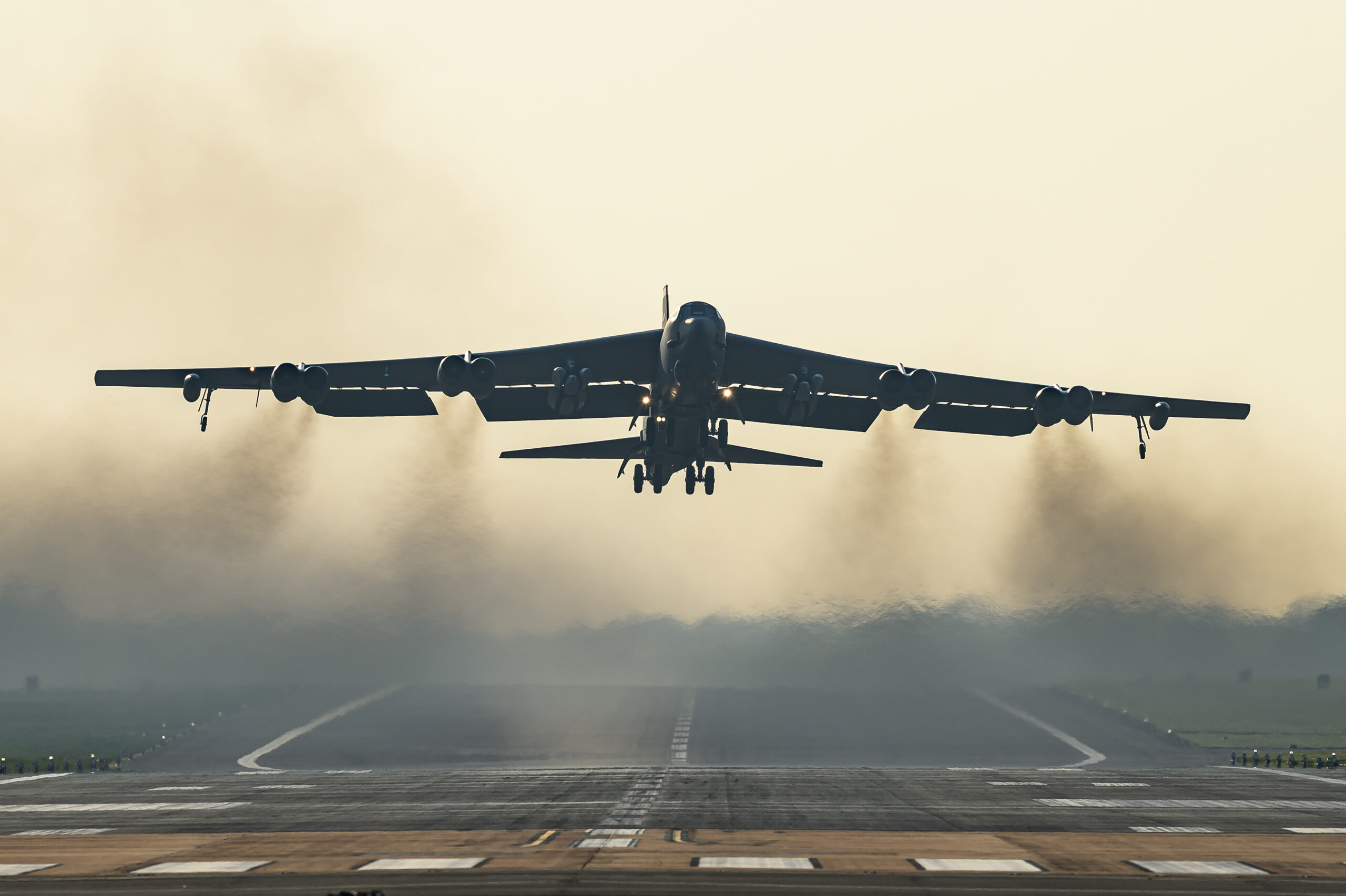 Осем души загинаха при катастрофа на бомбардировач B-52 край Лос Анджелис