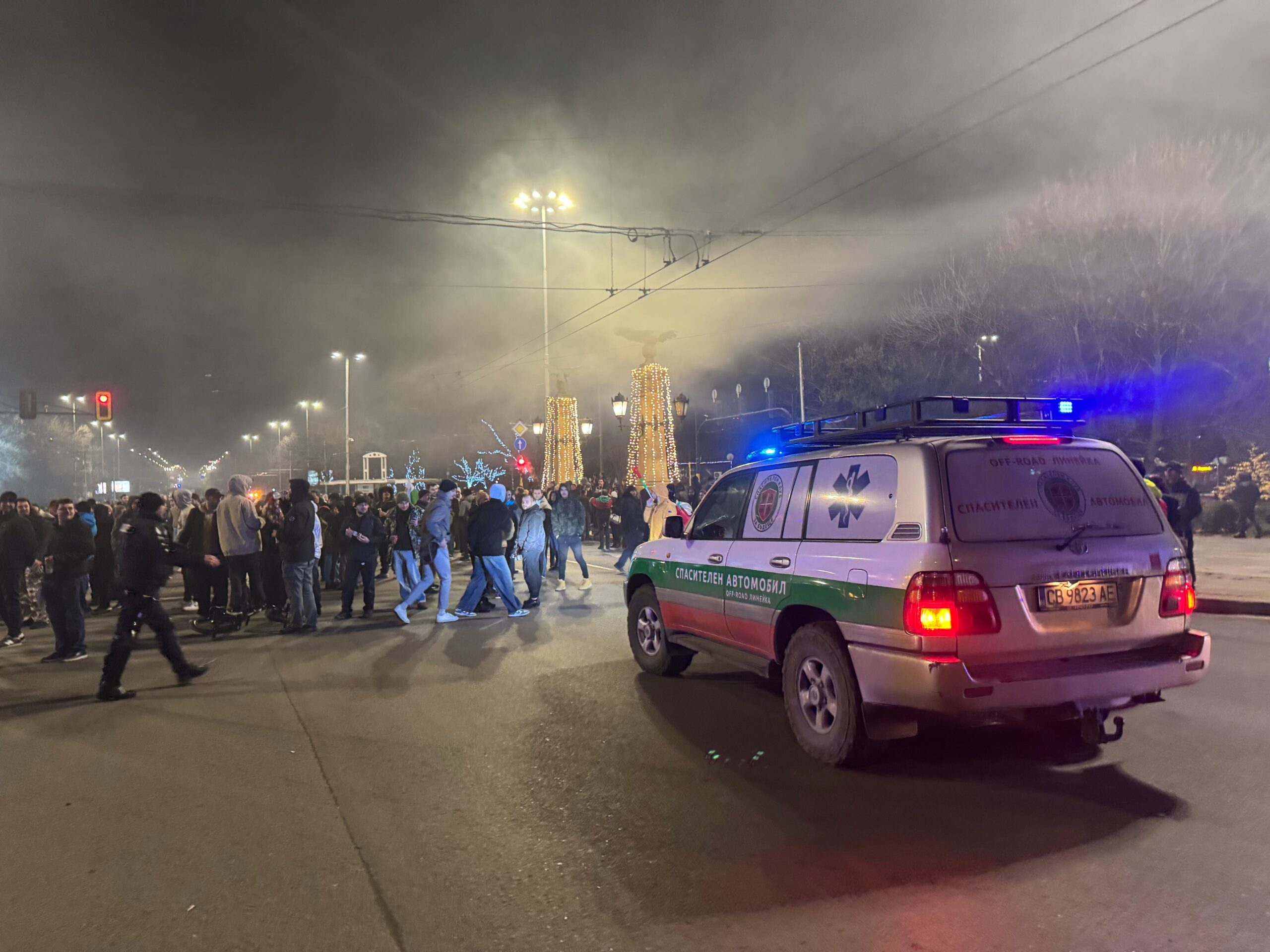 Протестиращите блокираха Орлов мост, полицията прегради пътя към централата на ДПС