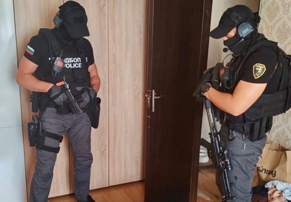 Арестуваха съпругата на един от "Калашниците" за заплахи срещу свидетелка по делото