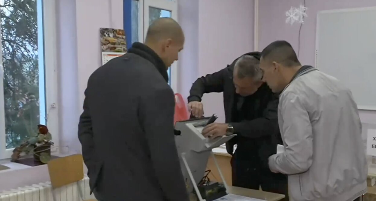 Изборният ден в село Буковлък започна със скандал