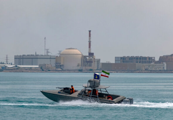 Човек загина при бомбардировка край АЕЦ "Бушер" в Иран