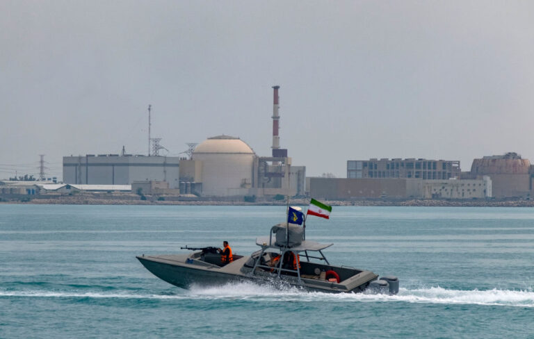 Човек загина при бомбардировка край АЕЦ "Бушер" в Иран