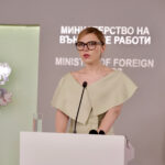 Голото рамо на външната министърка на официална среща предизвика дебат, а кадърът изчезна