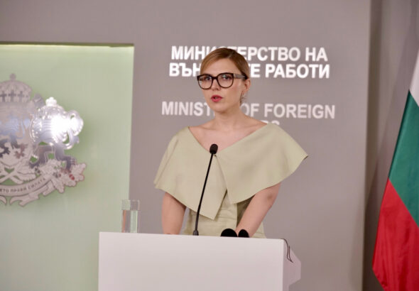 Голото рамо на външната министърка на официална среща предизвика дебат, а кадърът изчезна