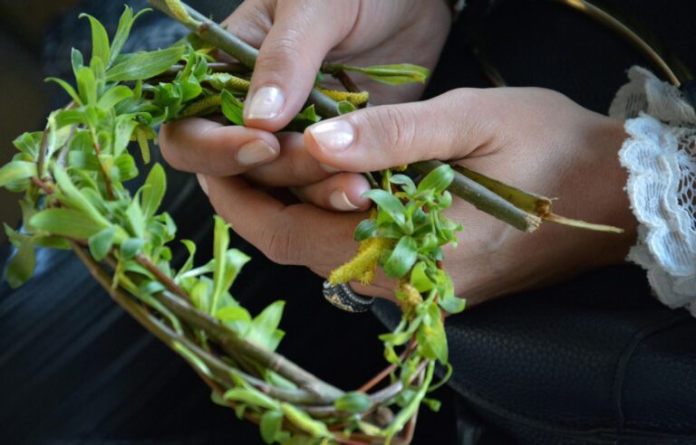 В Елин Пелин се готвят да поставят нов православен рекорд - ще плетат венец с дължина от километър