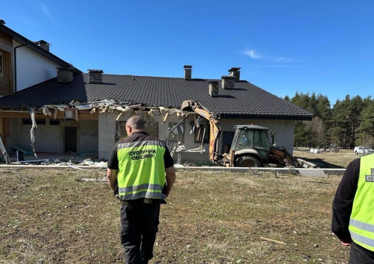 Продължава принудителното премахване на незаконната вила Вълка край язовир "Искър"