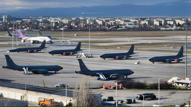 Военни самолети на САЩ пристигнаха на Летище София, докато Тръмп обмисля удар по Иран