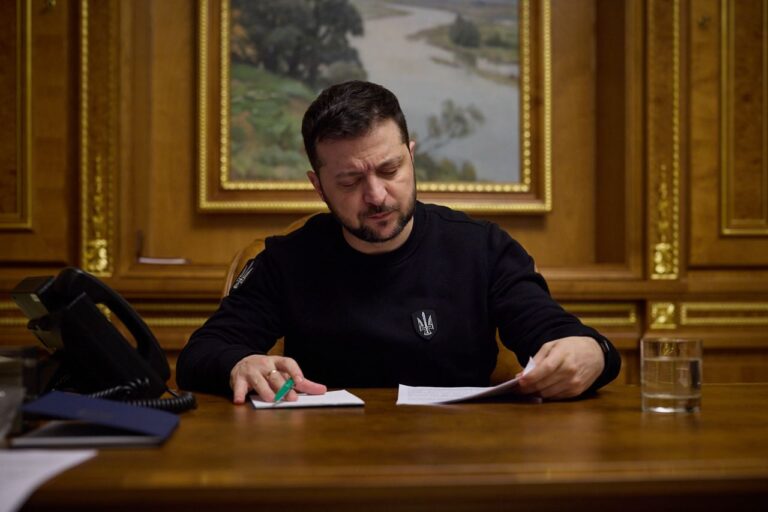 Зеленски обяви големи кадрови промени в ръководство на украинската армия
