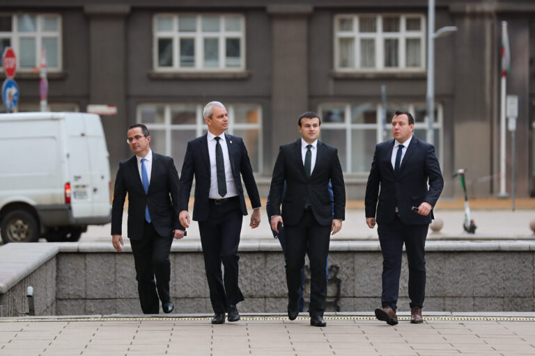 "Възраждане" ще атакува закона за особения управител на "Лукойл" пред КС