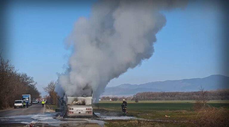 Автобус на Тракийския университет се запали на пътя между Стара Загора и Казанлък