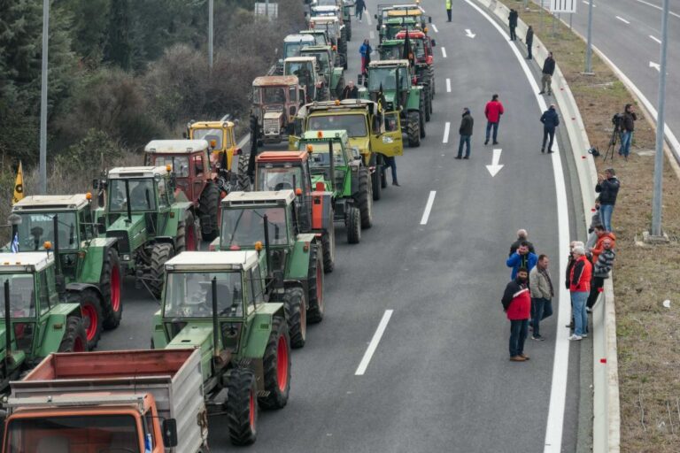 Гръцките фермери временно облекчават блокадите на границата за Коледа