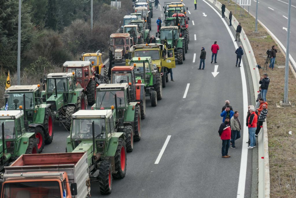 Гръцките фермери временно облекчават блокадите на границата за Коледа