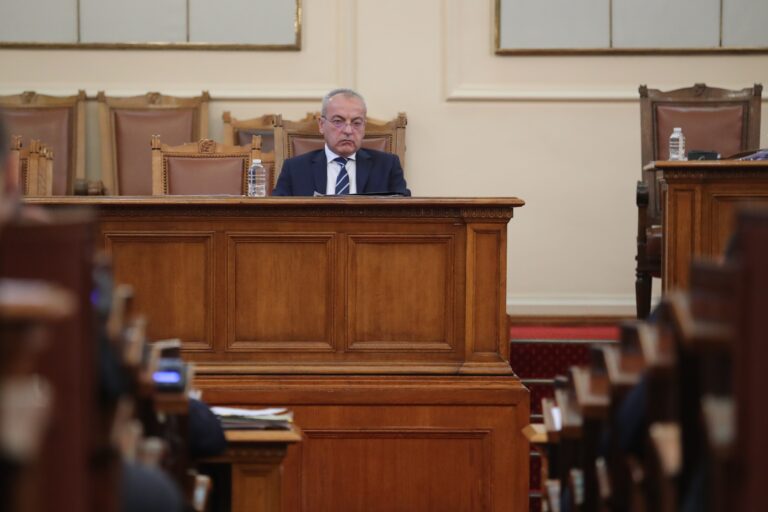 ЕК иска съкращаване на разходите в България, но правителството все още не представя план