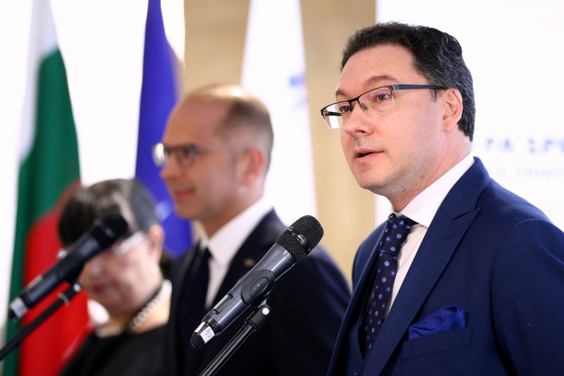 Даниел Митов начело на МВР, и още версии за бъдещия кабинет на ГЕРБ, БСП и ИТН