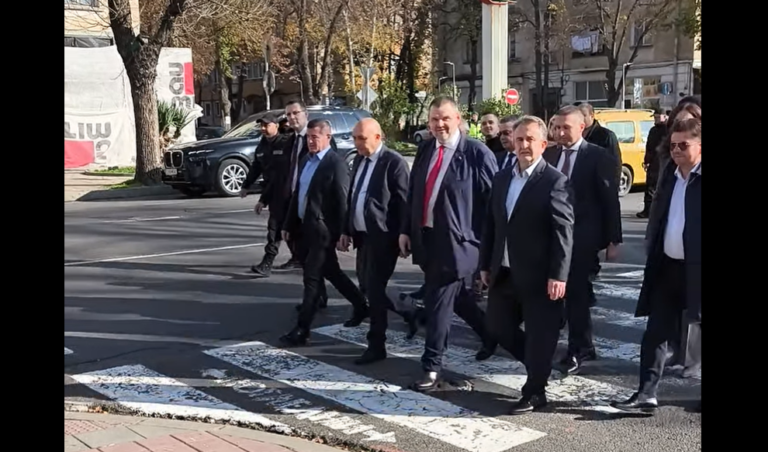 Делян Пеевски пристигна в Кърджали с внушителен кортеж от НСО и МВР