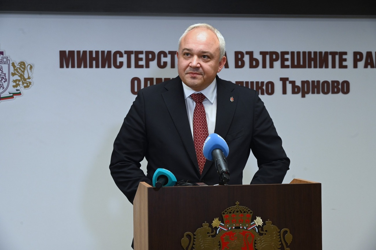 Демерджиев намери над 1000 пенсионери в МВР, но не бърза да ги маха