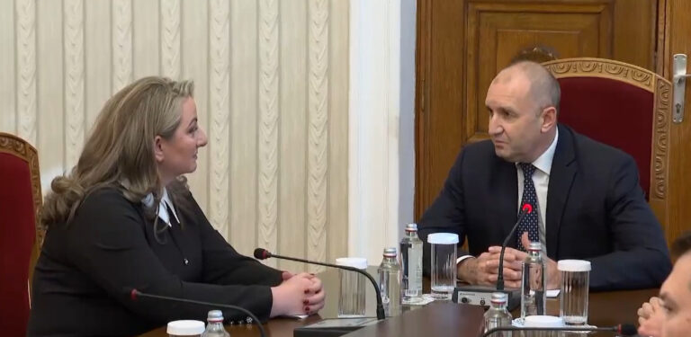 Радев връчва мандат, ГЕРБ го връща и с това започва процедурата за предсрочни избори