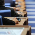 Депутатите замразяват заплатите си на 4236 евро
