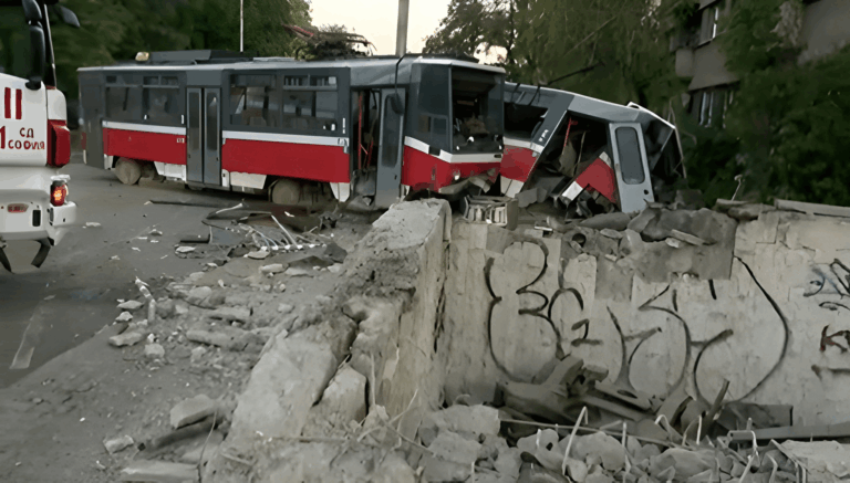 Tрамвай без ватман дерайлира, удари 7 паркирани коли и разруши входа на подлез