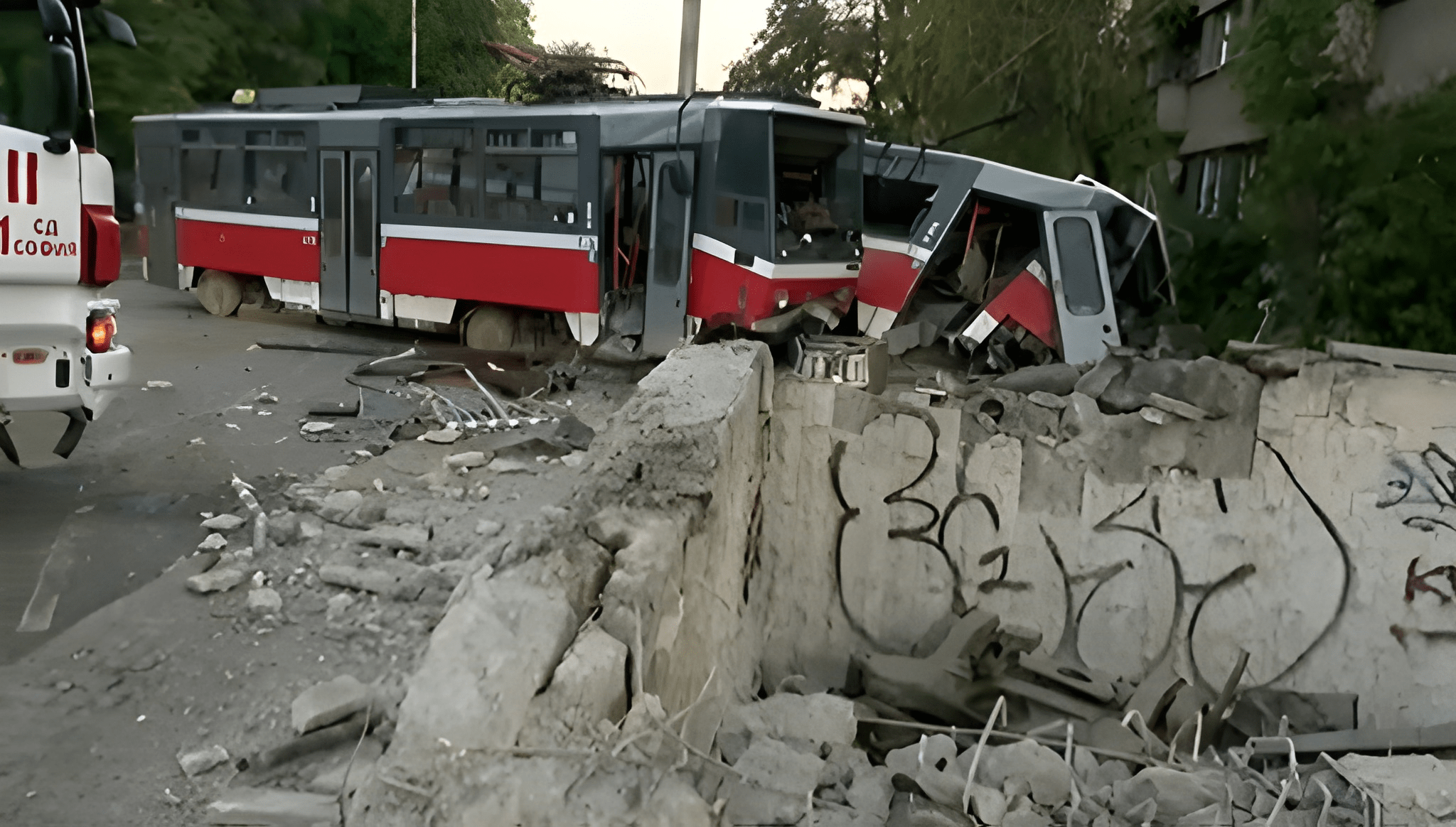 Tрамвай без ватман дерайлира, удари 7 паркирани коли и разруши входа на подлез