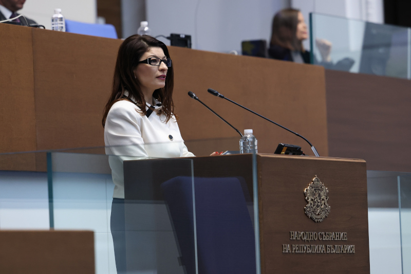 Хората на Радев искат Десислава Атанасова да подаде оставка като "морален акт"