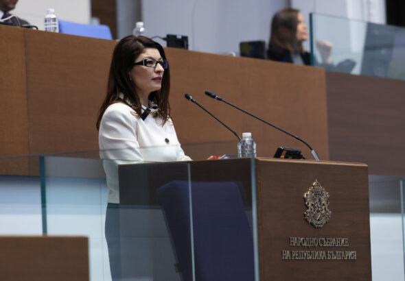 Десислава Атанасова показа справка от Турция заради спора с полетите