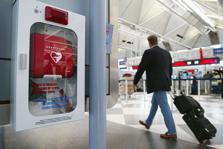 Изкуствен интелект ще командва дефибрилаторите на обществени места