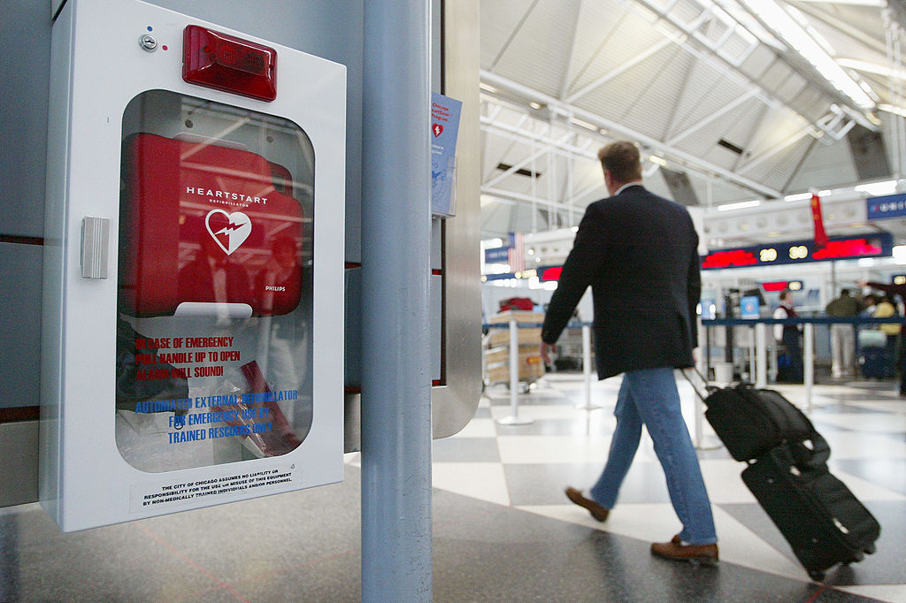 Изкуствен интелект ще командва дефибрилаторите на обществени места