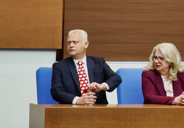 Дрескод "Черна овца" и посланието на Емил Дечев към Народното събрание