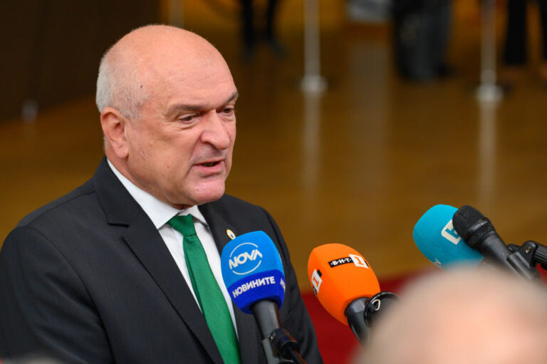 Докато властта вдига осигуровки да "кърпи" бюджета, шефовете в Сметната палата взимат по 120 000 лв бонуси