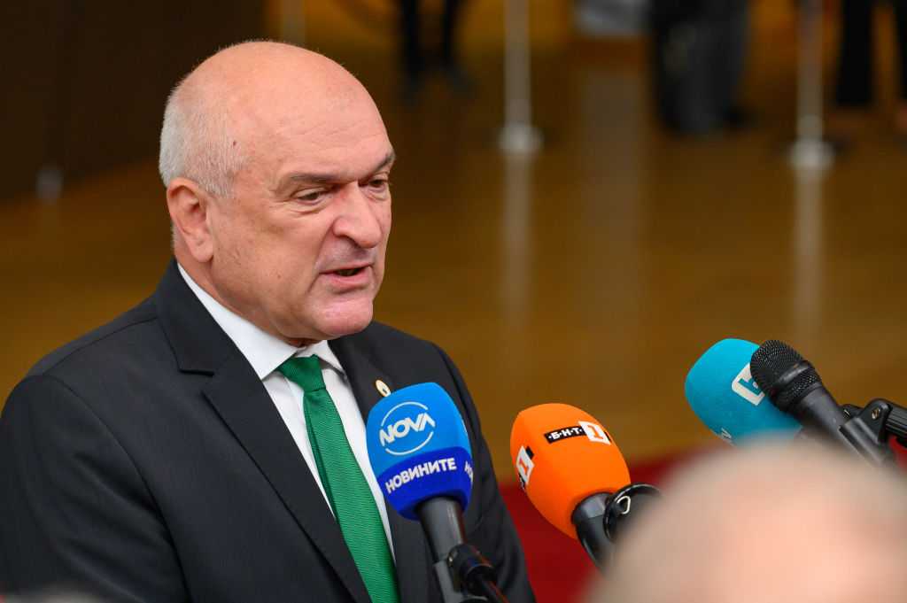 Докато властта вдига осигуровки да "кърпи" бюджета, шефовете в Сметната палата взимат по 120 000 лв бонуси