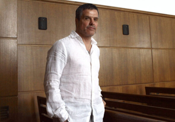 Директорът на затвора, който предложи да освободи Брендо, подаде оставка