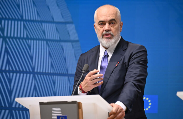 Албания избира нов парламент. Стратег на Тръмп помага на опозицията да свали от власт албанския премиер