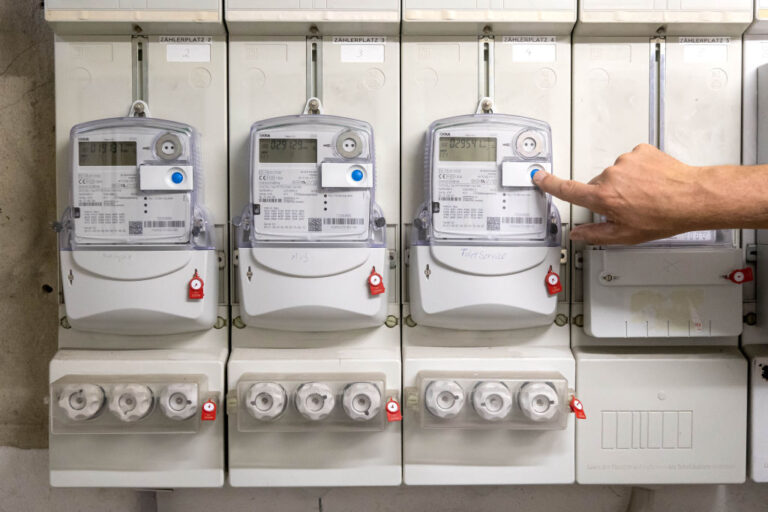 КЗП проверява ЕРП-тата заради високите сметки за ток