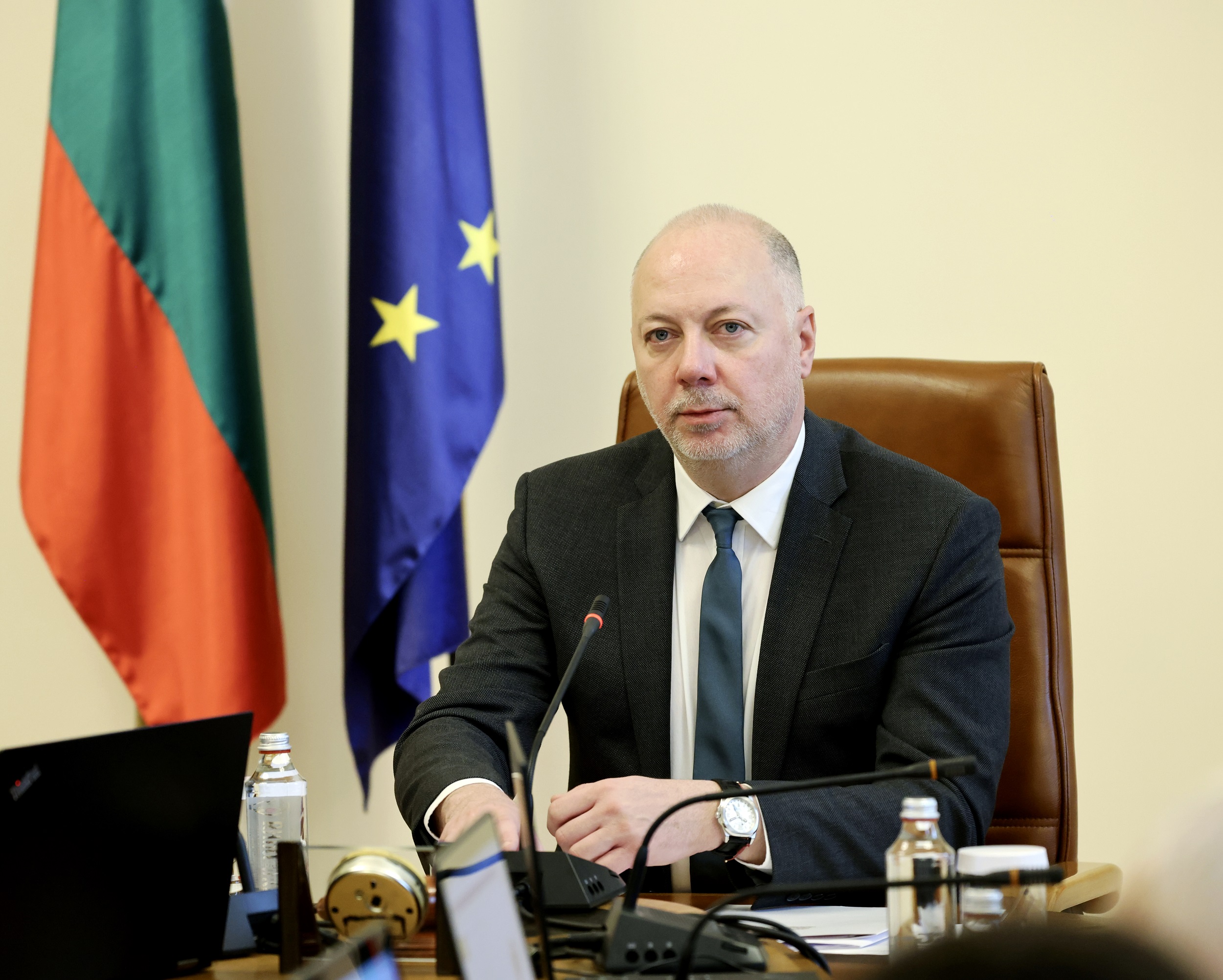 Росен Желязков призова народните представители да отхвърлят искането на Радев за референдум за еврото