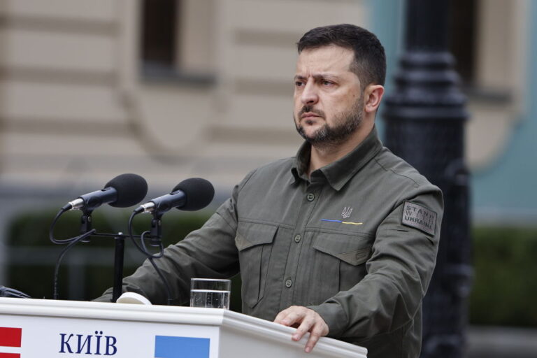 Зеленски чака официален отговор от САЩ дали е спряна военната помощ