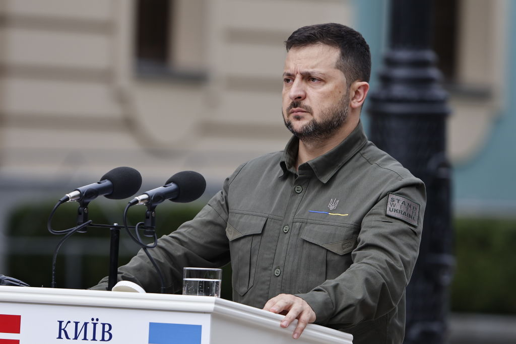 Зеленски чака официален отговор от САЩ дали е спряна военната помощ