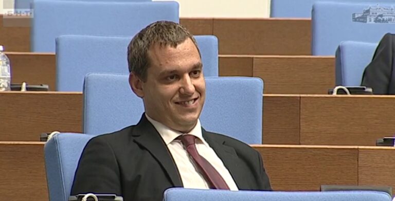 С обиди към Зеленски от БСП и 5 месеца закъснение НС прие декларация в подкрепа на Украйна