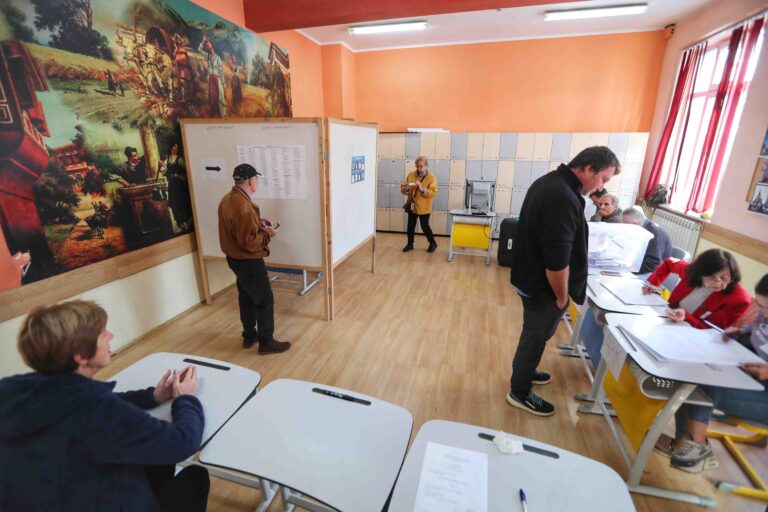 Властта в оставка ще ликвидира машинното гласуване, за да го замени с несъществуващи скенери