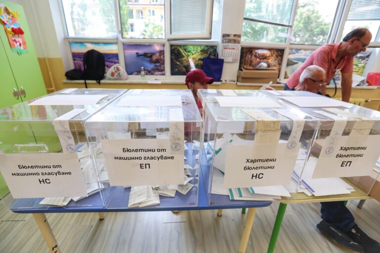 Депутатите решават дали да отхвърлят ветото на Илияна Йотова за секциите в чужбина